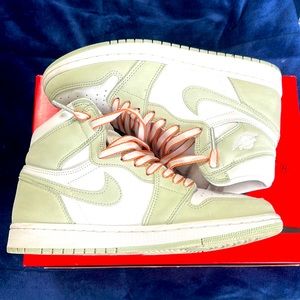 Seafoam Jordan 1s size 8